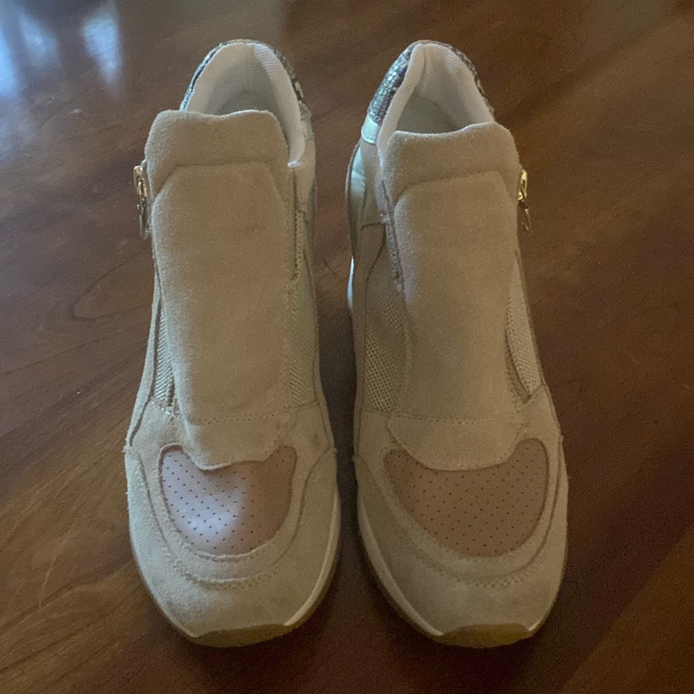 Excellent barely worn condition!  Geox athletic shoes.  Great neutral color.